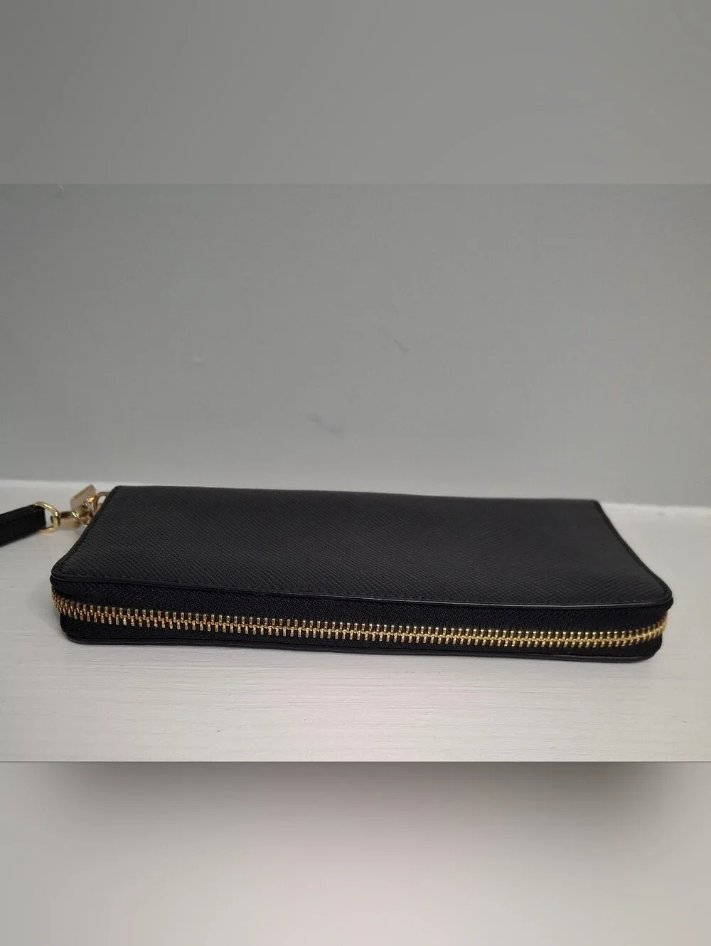 Tory Burch Robinson Black Saffiano Leather Zip Around Wristlet Wallet EUC